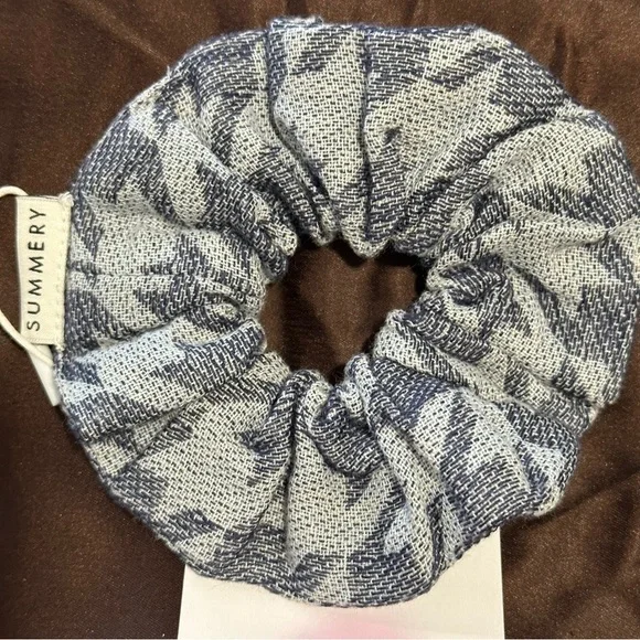 Cecile Summery Copenhagen Mio Hair Scrunchie in Doeskin Peacot - Picture 3 of 6